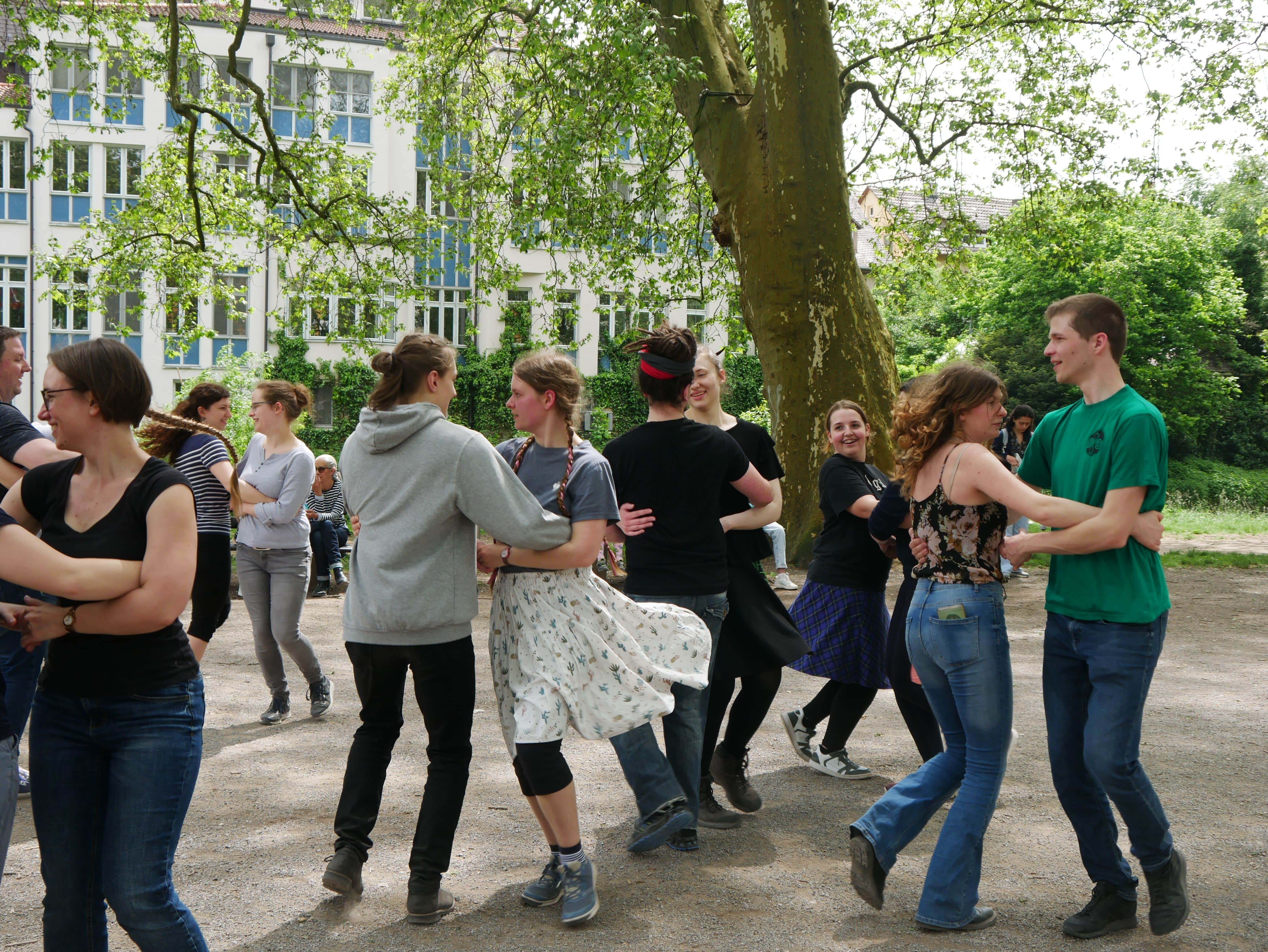 Jugendliche tanzen auf der Neckarinsel in Tübingen